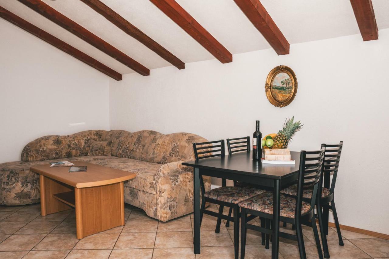 לובראן Apartments Micic מראה חיצוני תמונה